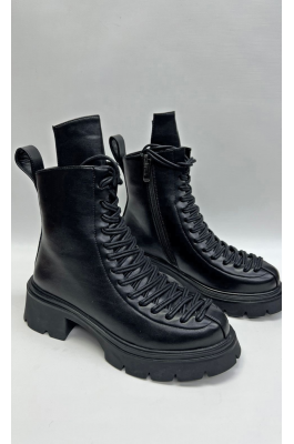 Ботинки на шнуровке черные